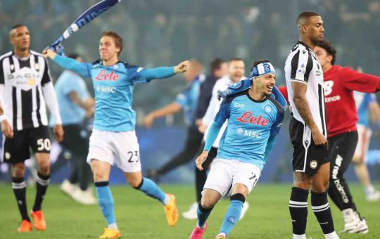 Napoli esulta per la vittoria dello scudetto - NewsSportive.it